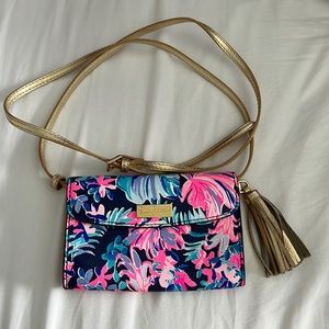Lilly Pulitzer crossbody wallet. Great condition. Adjustable strap.